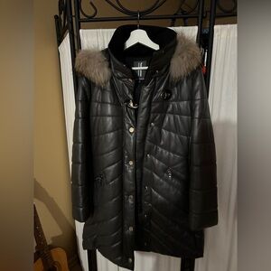 FURLUX    Charcoal Puffer Jacket with Fur Trim (fox) Worn once .  Négociable
